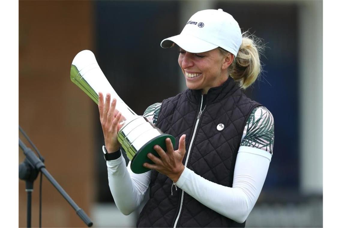 Sophia Popov freut sich über den Pokal der British Open. Foto: golfsupport.nl/R&A/dpa