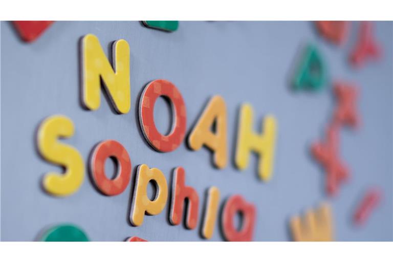 Sophia und Noah führen das Vornamen-Ranking auch 2024 wieder an.