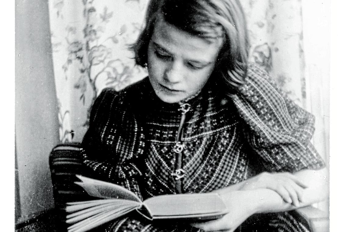 Sophie Scholl, vertieft in ihre Lektüre. Fotos: privat