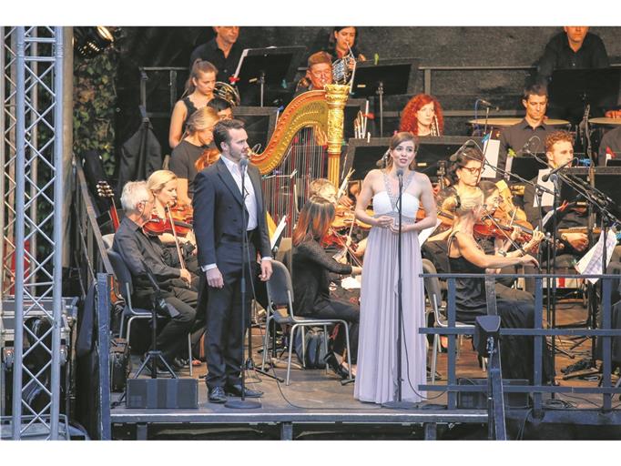 Sopranistin Jana Marie Gropp und der irische Tenor Aaron Cawley präsentierten beim classic-ope(r)n-air Stücke aus den Genre Oper, Operette, Musical, Filmmusik, Rock und Pop.Fotos: A. Becher