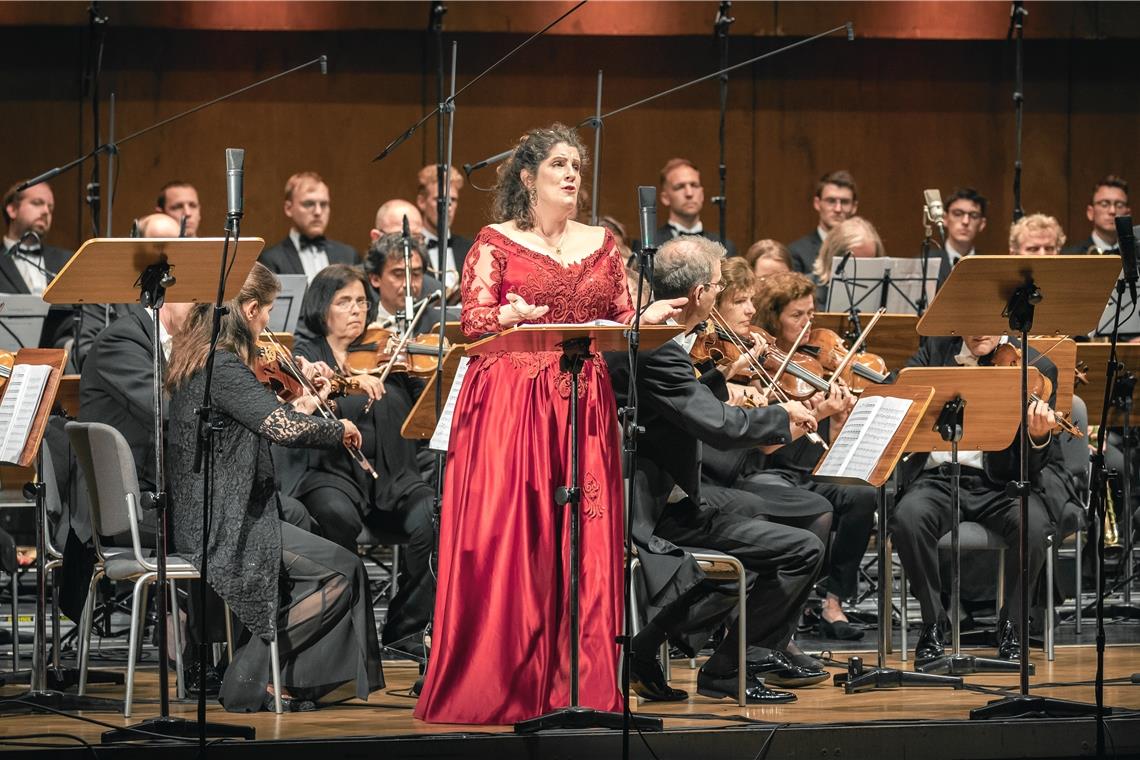Sopranistin Sarah Wegener brilliert als Alphonsine. Foto: Alexander Becher