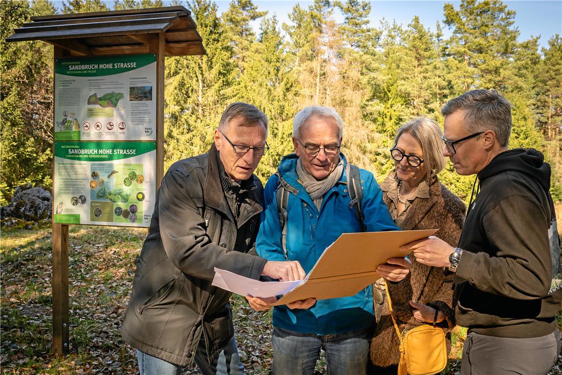 Sorge um die Waldidylle: Udo Wruck (von links), Peter Spathelf, Eva-Maria Banzhaf und Kai-Markus Müller von der Bürgerinitiative studieren die umstrittenen Windpark-Pläne.Foto: Alexander Becher