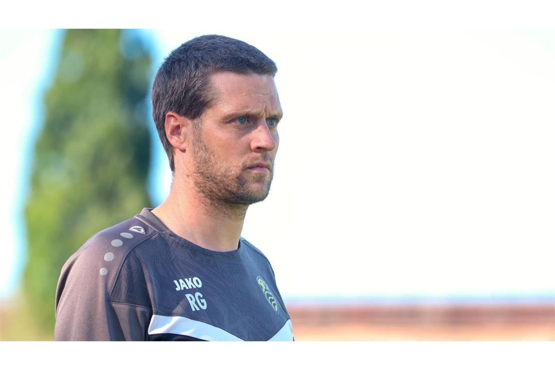 Sorgenfalten bei Robert Gitschier: der Trainer des SV Leonberg/Eltingen kritisiert die Standardschwäche seiner Fußballer.