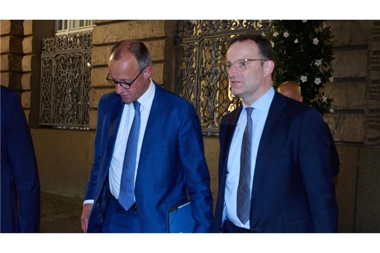 Sorgenvolle Mienen bei der Union: Bundeskanzler Friedrich Merz mit Fraktionschef Jens Spahn am Freitagmorgen vor dem Bundestag.