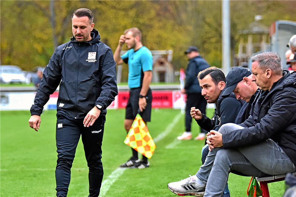 Sorgenvolle Mienen bei TSG-Trainer Mario Marinic und den am Spielfeldrand sitzenden Funktionären Oguzhan Biyik (links) und Marc Erdmann (rechts): Zur Saisonhalbzeit steckt Backnangs Fußball-Oberligist mitten im Abstiegskampf. Foto: Tobias Sellmaier