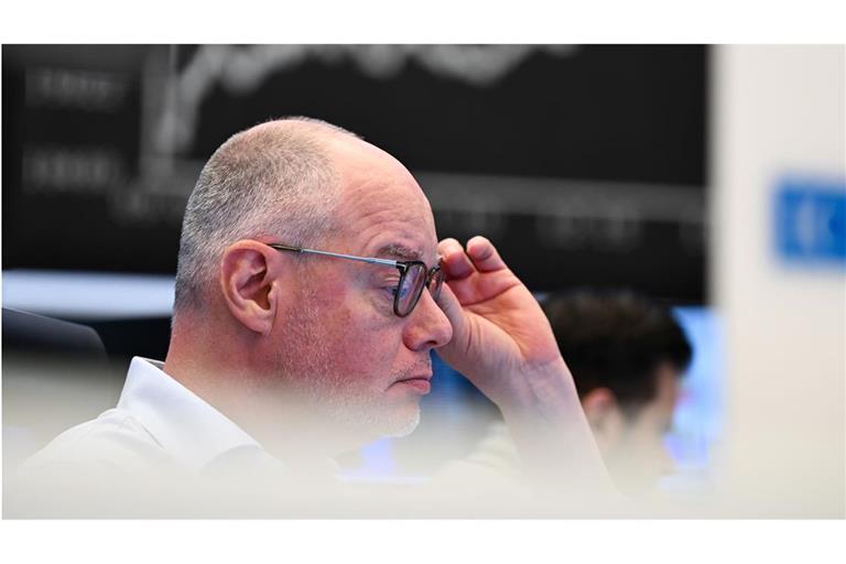 Sorgenvoller Blick: Ein Aktienhändler beobachtet am Montag an der Frankfurter Börse, wie der Dax nach unten rauscht.