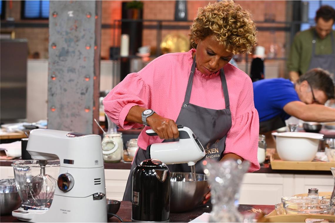 Sorgt in Folge 2 beim "Promibacken" für einen Wow-Moment: Arabella Kiesbauer.