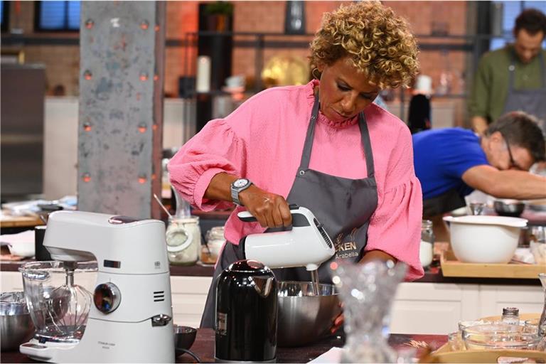 Sorgt in Folge 2 beim "Promibacken" für einen Wow-Moment: Arabella Kiesbauer.