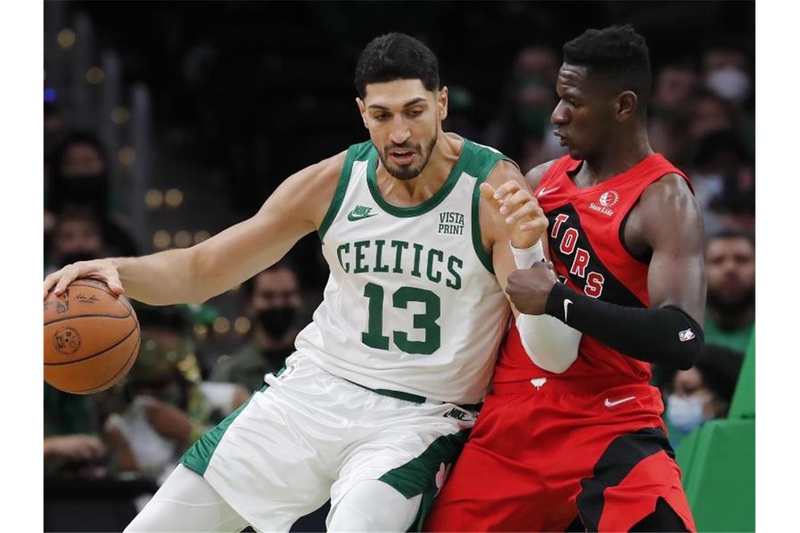 Sorgt nicht nur auf dem NBA-Feld für Schlagzeilen: Celtics-Star Enes Kanter (l). Foto: Michael Dwyer/AP/dpa