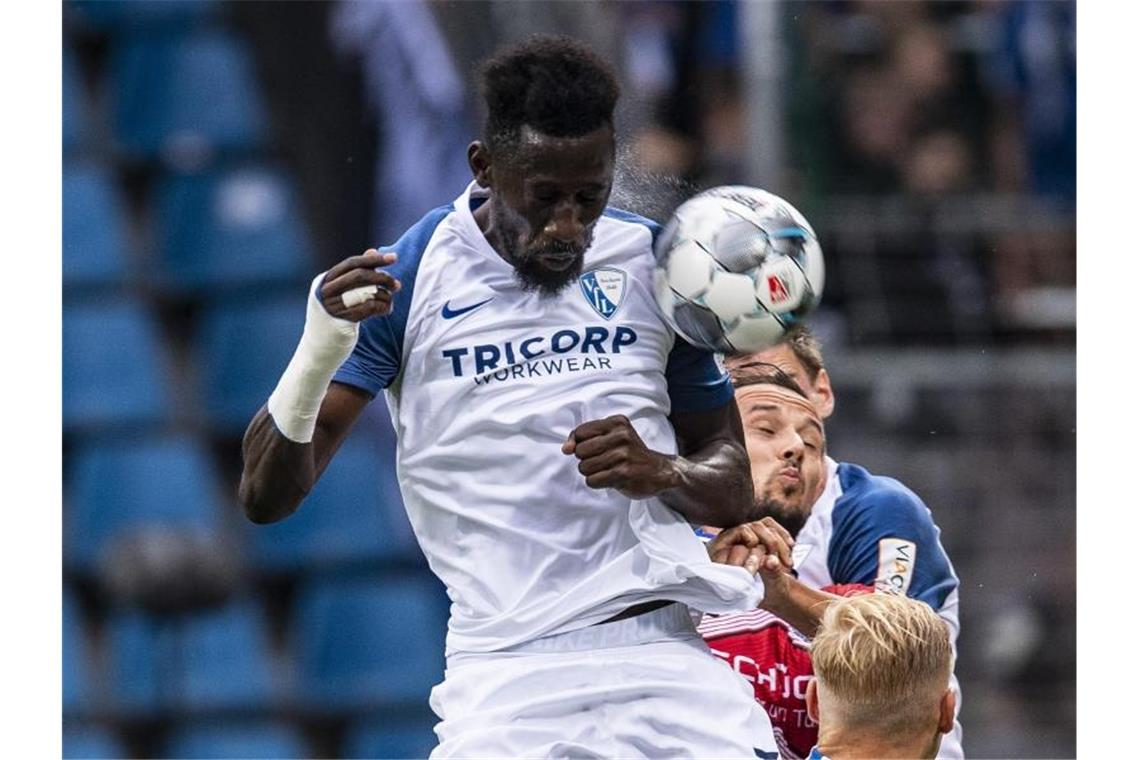 VfB mit Remis - Frust in Hannover, KSC Tabellenführer Sorgte für den Bochumer Ausgleich gegen Bielefeld: Silvere Ganvoula (l). Foto: Guido Kirchner