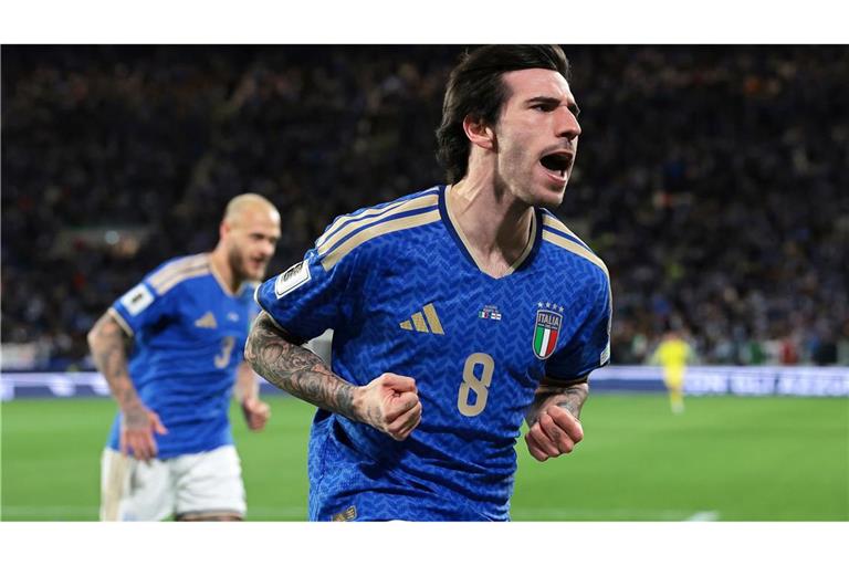 Sorgte für die Befreiung: Italiens 1:0-Torschütze Sandro Tonali (r)