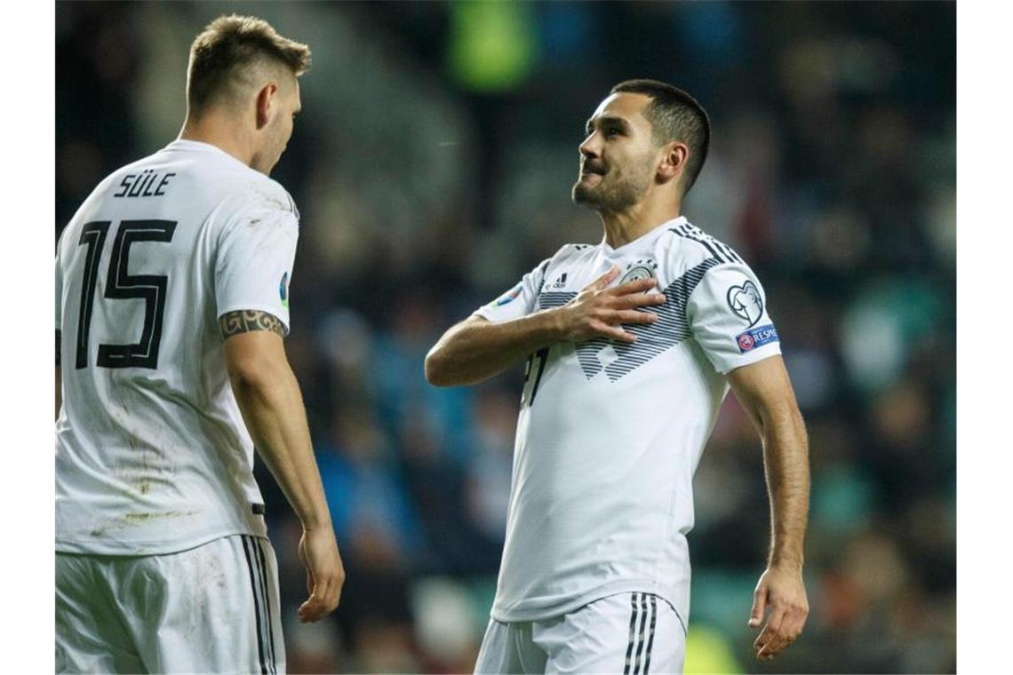 Sorgte in Estland für Gesprächsstoff: Ilkay Gündogan (r). Foto: Raul Mee/AP/dpa