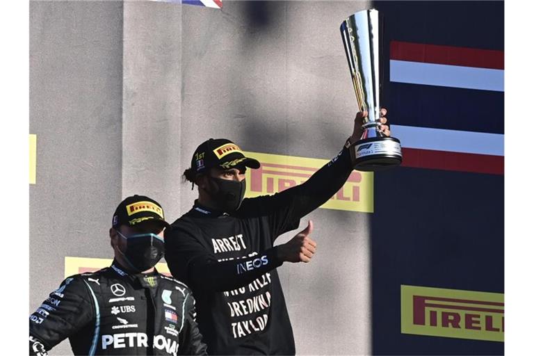 Sorgte in Mugello mit seinem T-Shirt für Gesprächsstoff: Sieger Lewis Hamilton (r). Foto: Miguel Medina/Pool AFP/AP/dpa
