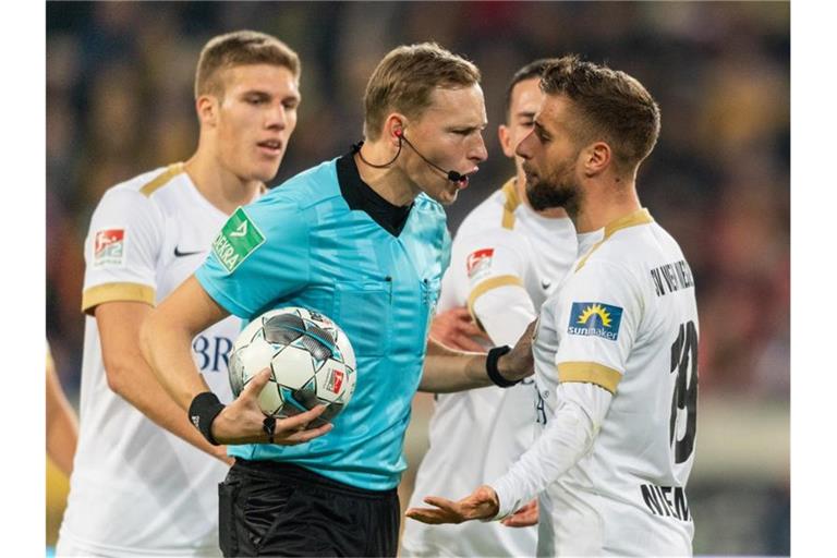 Sorgte mit einer Videobeweis-Entscheidung für Wiesbadener Ärger in Dresden: Schiedsrichter Martin Petersen. Foto: Robert Michael/dpa-Zentralbild/dpa