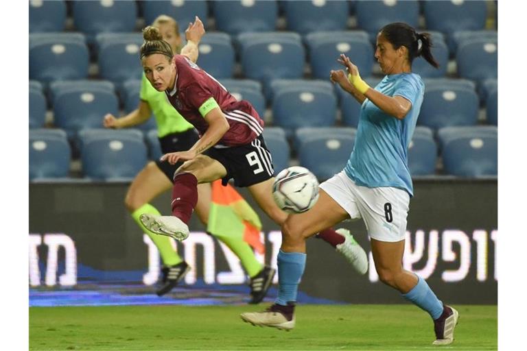 Sorgte mit ihrem Tor für einen der wenigen Glanzpunkte der DFB-Frauen in Israel: Svenja Huth (l). Foto: Berney Ardov/dpa