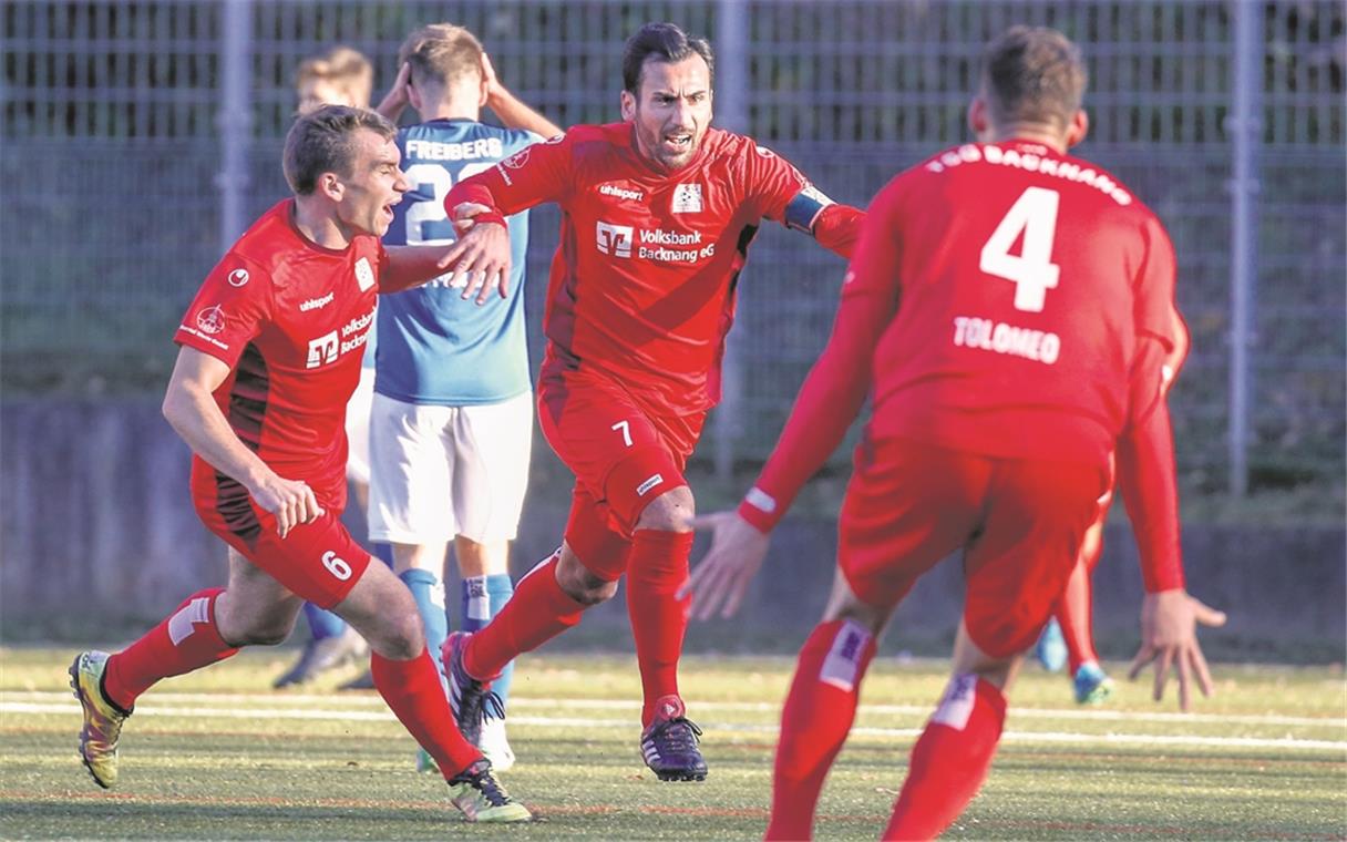 Sorgte mit seinem 1:0 für die frühe Erlösung und sicherte der TSG mit diesem Tor letztlich einen Punkt: Kapitän Oguzhan Biyik (Mitte).Foto: A. Becher