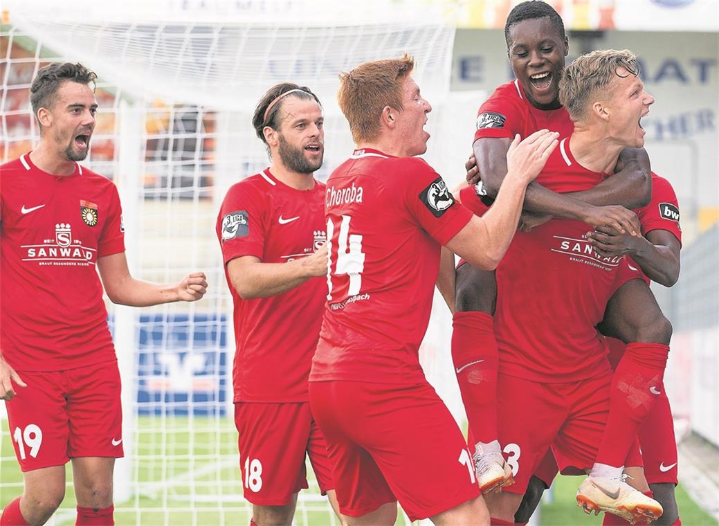 SG-Jubel nach überragender erster Hälfte Sorgte mit seinen Treffern in der 25. und 35. Minute für Riesenjubel bei den Fans und seinen Mitstreitern: Philipp Hercher (rechts).Foto: S. Gelhot