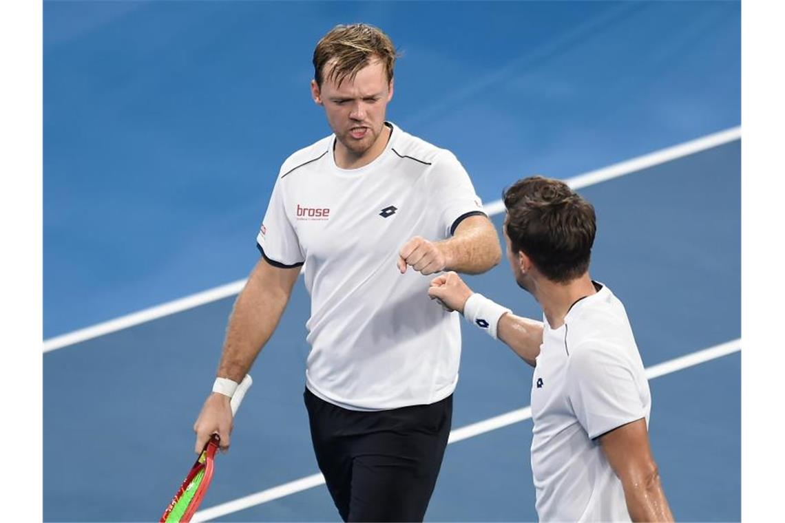 Deutsche Tennis-Herren weiter im Rennen - Sorgen um Zverev Sorgten für den 2:1-Sieg über Griechenland: Kevin Krawietz (l) und Andreas Mies. Foto: Albert Perez/AAP/dpa
