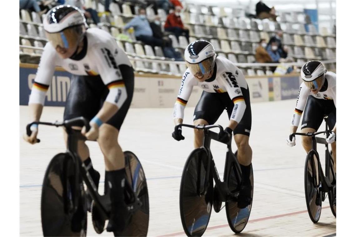 Hinzes Bahn-Erlösung kein Grund für Sekt Sorgten für Gold in Roubaix: Lea Sophie Friedrich, Pauline Grabosch und Emma Hinze. Foto: Thibault Camus/AP/dpa