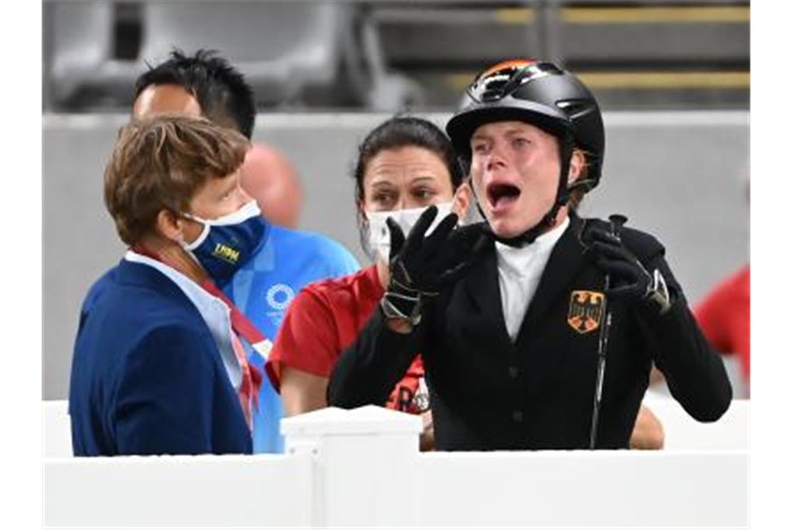 Sorgten in Tokio für einen Eklat beim Reiten: Annika Schleu (r) und Bundestrainerin Kim Raisner (M). Foto: Marijan Murat/dpa