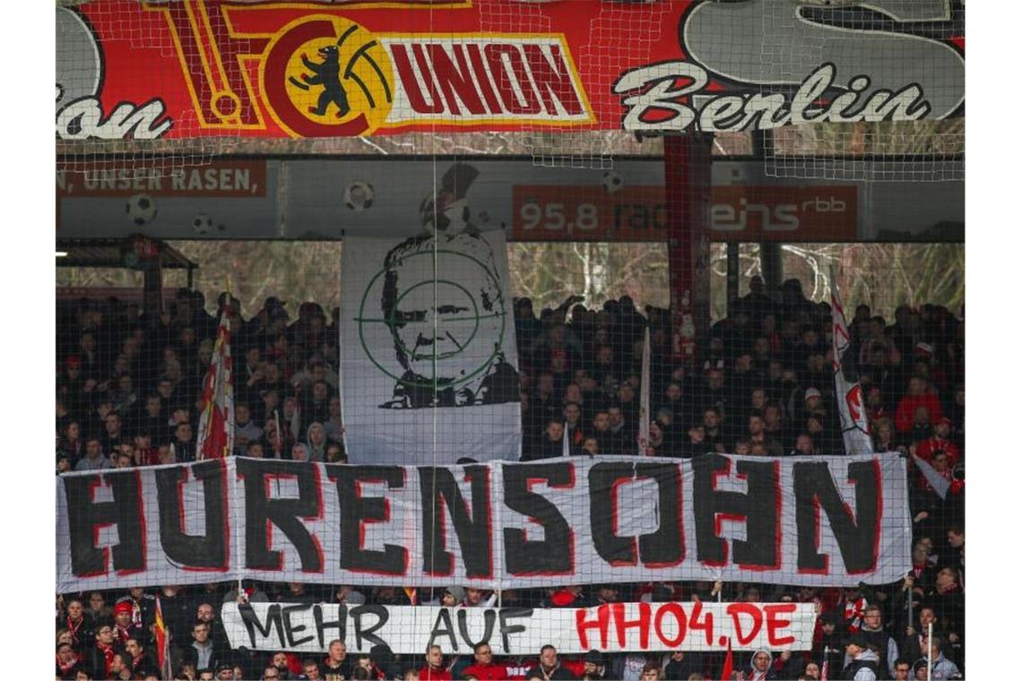 Sorgten in vielen Stadien für unschöne Begleiterscheinungen: Hass-Plakate gegen Hoffenheim-Mäzen Dietmar Hopp. Foto: Andreas Gora/dpa