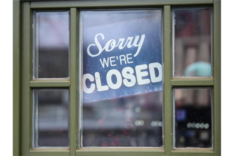 „Sorry we’re closed“ steht auf einem Schild in einem Ladenlokal in Berlin. Foto: Kira Hofmann/dpa-Zentralbild/dpa