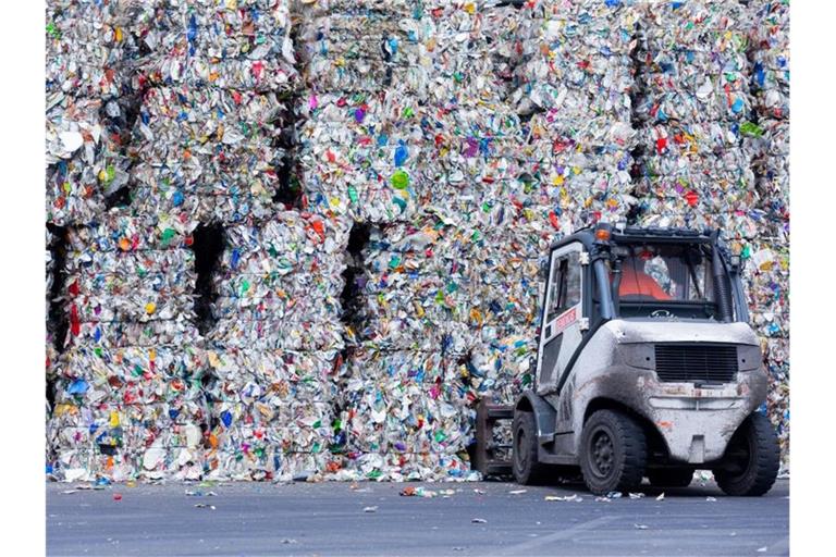 Sortierte Verpackungsabfälle stehen gepresst neben einer Halle, nachdem sie in der Sortieranlage des Entsorgungsunternehmens Remondis getrennt worden sind. Foto: Rolf Vennenbernd/dpa