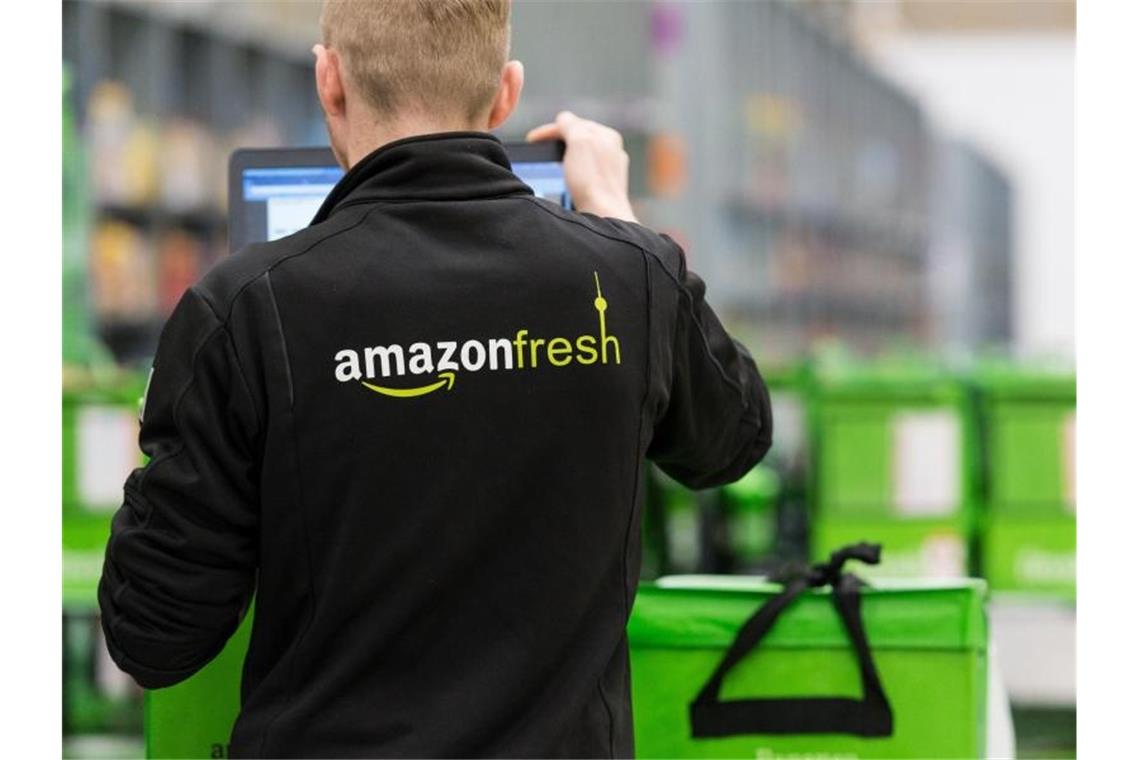 „Sortiment und Lieferung können aufgrund erhöhter Nachfrage vorübergehend eingeschränkt sein“: Auch Amazon muss dem Kundenansturm Tribut zollen. Foto: Monika Skolimowska/dpa
