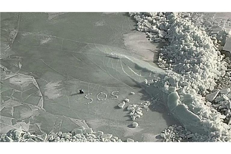 SOS auf dem Eis: Nach dem Einbruch ihres Zeltes ins Eis retten sich zwei Camper mit Mühe und werden nach fünf Stunden per Hubschrauber geborgen.