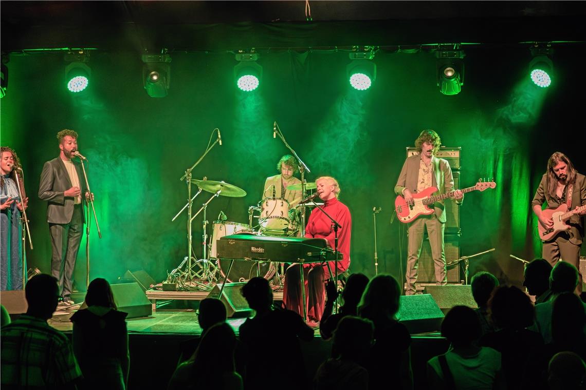 Soul und Funk beim Sommerpalast: Sängerin Izo FitzRoy (Mitte) wurde begleitet von Schlagzeuger Karl Penney, Bassist Matthew Waer und Marcus Bonfanti (rechts). Foto: Stefan Bossow