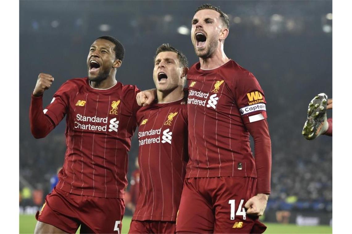 Liverpool meisterlich - Arteta-Lob für Özil Souveräner Auswärtssieg: Liverpools Profis feiern den Sieg in Leicester. Foto: Rui Vieira/AP/dpa
