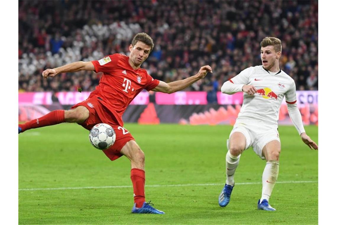 Bayern bleibt nach Werner-Fehlschuss vorne Sowohl Bayerns Thomas Müller (l) als auch Leipzigs Timo Werner blieben im Bundesliga-Topspiel torlos - Endresultat: 0:0. Foto: Matthias Balk/dpa