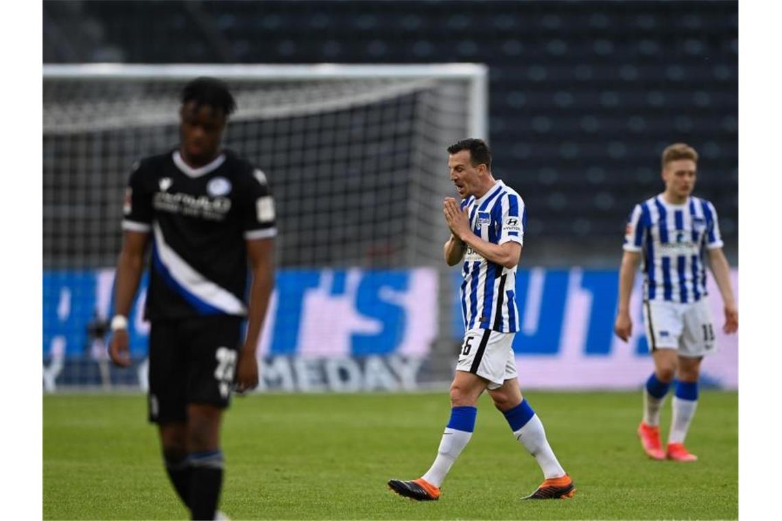 Sowohl Bielefels Anderson Lucoqui als auch Herthas Vladimir Darida und Santiago Ascacibar (l-r) müssen noch im den Ligaverbleib zittern. Foto: Soeren Stache/dpa-Pool/dpa