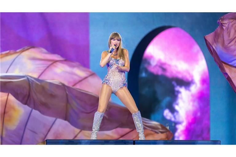 Sowohl das Album „The Life of a Showgirl“ als auch die darauf enthaltene Single „The Fate of Ophelia“ landeten auf Platz eins der deutschen Charts.