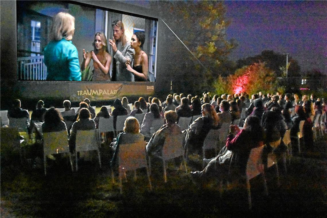 Stimmiges Ambiente beim Open-Air-Kino in Backnang Sowohl die Komödie „Wo die Lüge hinfällt“ als auch das Ambiente des Freiluftkinos bei den Tennisplätzen sind bei den Besuchern bestens angekommen. Foto: Tobias Sellmaier