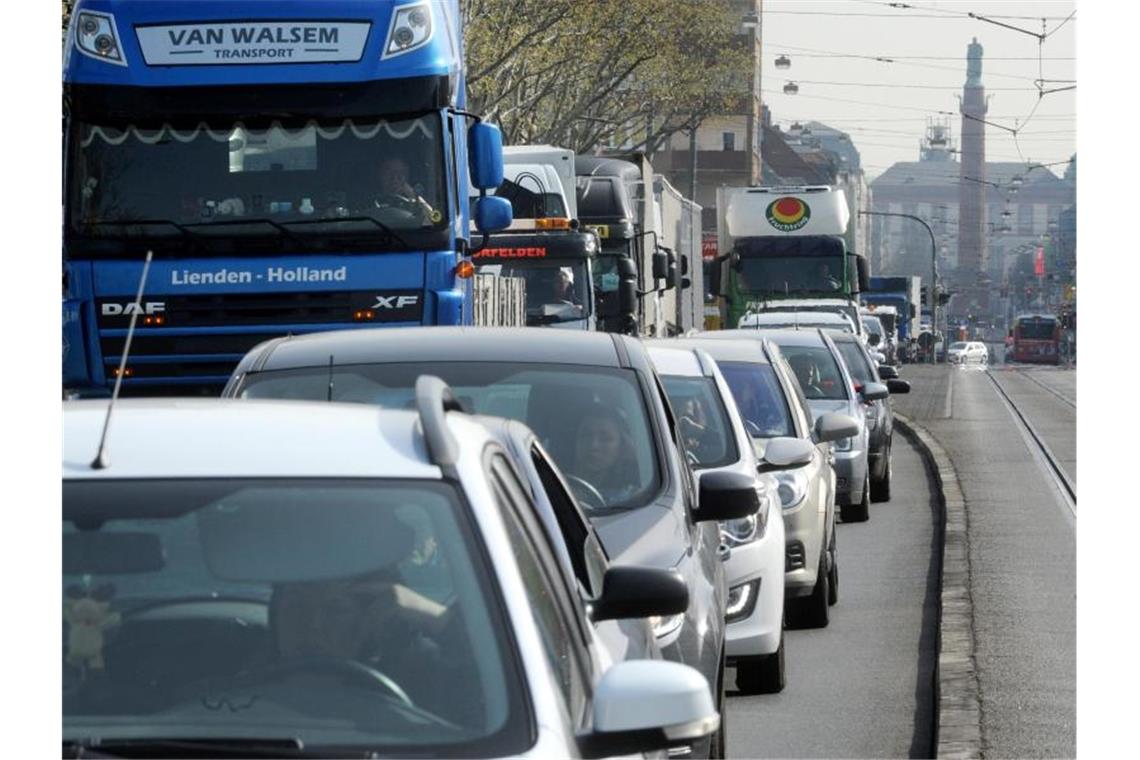 Millionen Europäer müssen mit übermäßigem Lärm klarkommen Sowohl tagsüber als auch nachts ist der Straßenverkehr der größte Lärmverursacher. Foto: Claus Völker/dpa