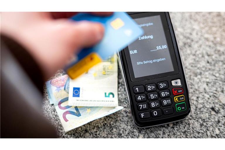 Sowohl zu Hause als auch im Ausland greift zum Bezahlen nur noch gut ein Drittel der Deutschen auf Bargeld zurück. (Symbolbild)