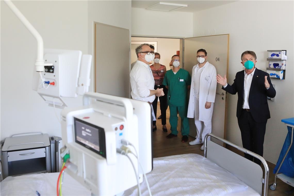 10,3 Millionen Förderung fürs Klinikum Sozialminister Manne Lucha besucht die Klinik in Winnenden und begutachtet die neue Infektionsstation.Foto: G. Habermann