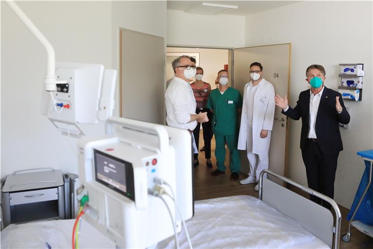 Sozialminister Manne Lucha besucht die Klinik in Winnenden und begutachtet die neue Infektionsstation.Foto: G. Habermann
