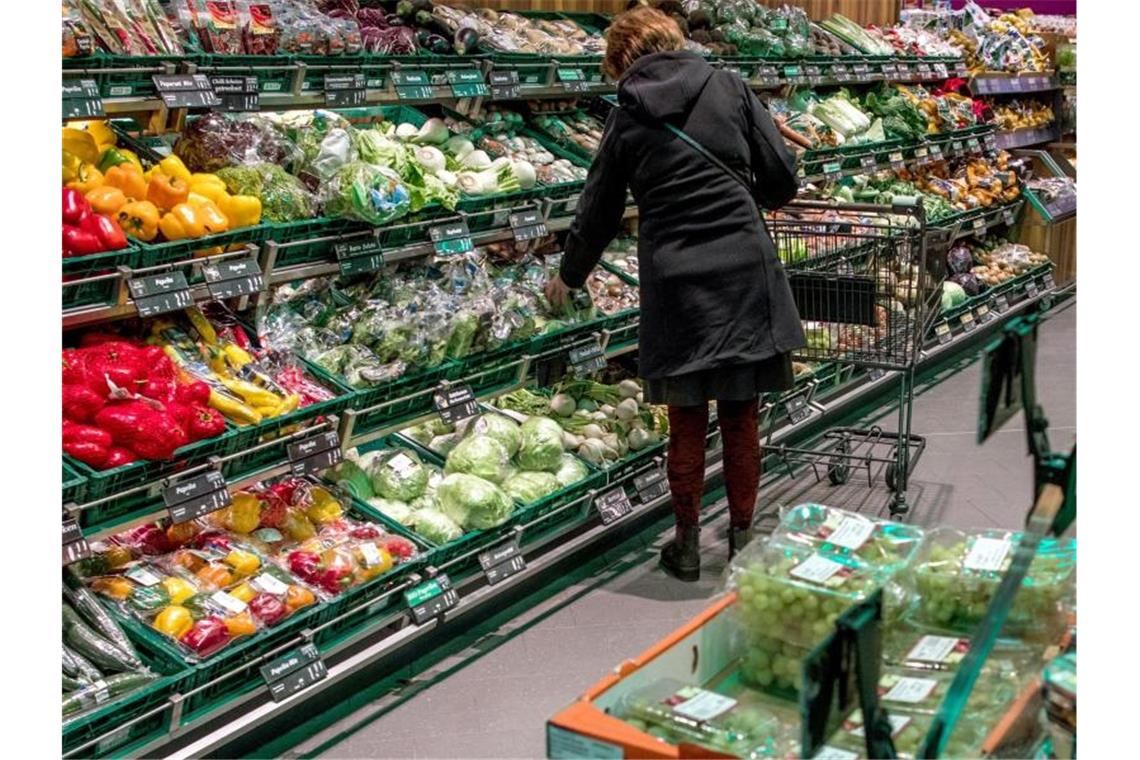 Sozialverband: Obst und Gemüse werden für Arme zum Luxus Sozialverbände und Ernährungsexperten warnen vor den sozialen und gesundheitlichen Folgen des starken Preisanstiegs für gesunde Lebensmittel. Foto: Jens Büttner/zb/dpa