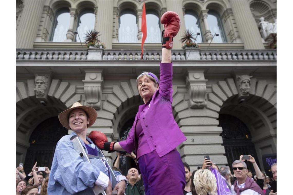 SP-Nationalrätin Margret Kiener Nellen (r.) nimmt mit Boxhandschuhen an dem Streik teil. Foto: Peter Klaunzer/Keystone