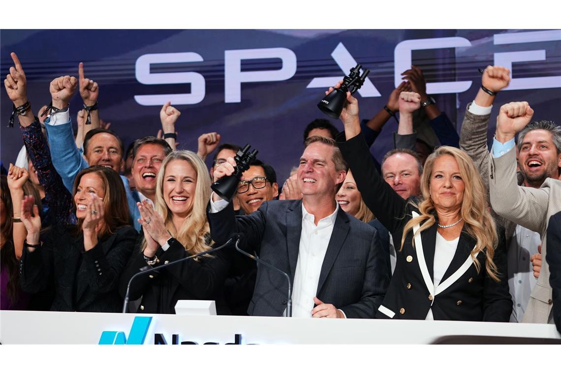 SpaceX-Chefin Gwynne Shotwell (r) feiert gemeinsam mit Mitarbeitern beim Börsengang von SpaceX an der Nasdaq in New York.