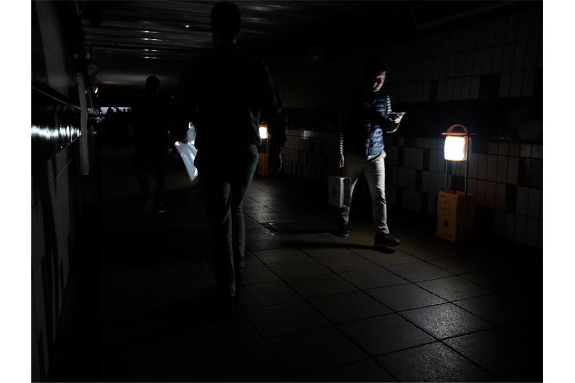 Spärliche Notbeleuchtung im Bahnhof Clapham Junction in London. Foto: Yui Mok/PA Wire