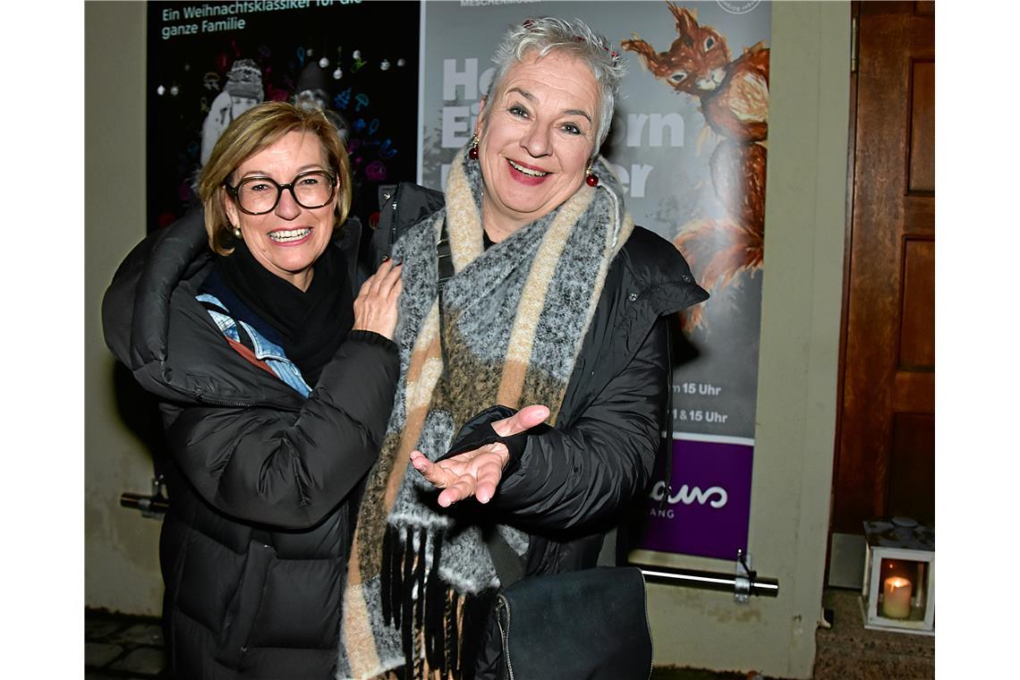 Später schlüpfen die Weihnachtsengel in ihre Kostüme: Gaby Miletic (links) und S...