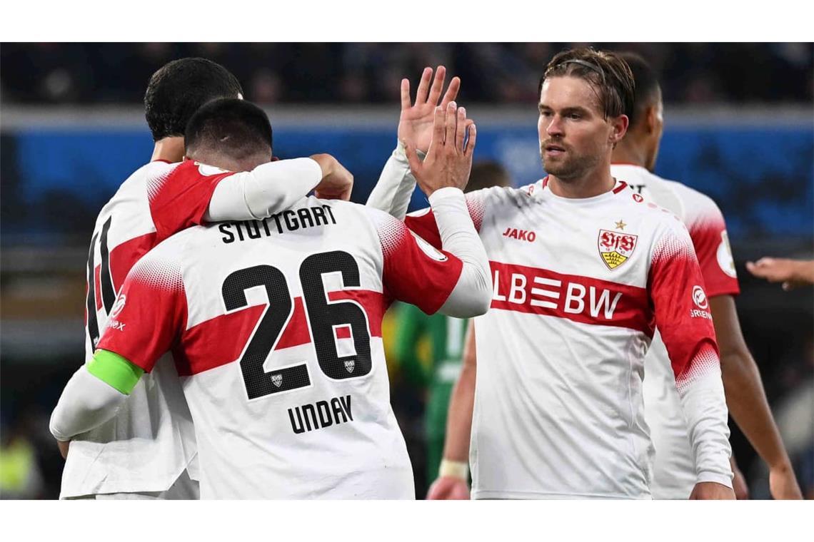 Später VfB-Jubel in Paderborn: Torschütze Deniz Undav feiert mit Maximilian Mittelstädt (re.)