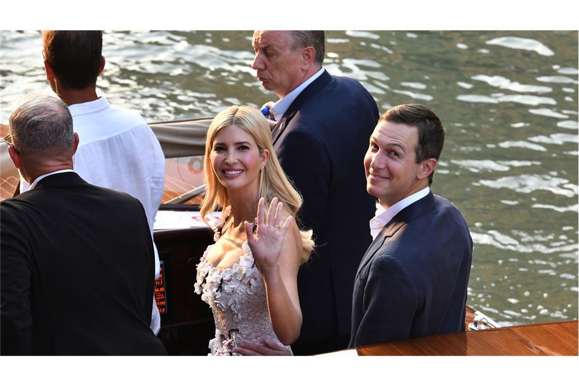 Jeff Bezos und Lauren Sánchez sagen Ja bei Vermählung der Superlative Später winkt Ivanka Trump (Mitte), Tochter vom US-Präsident Trump, neben ihrem Ehemann Jared Kushner (rechts) aus einem Boot in Venedig.