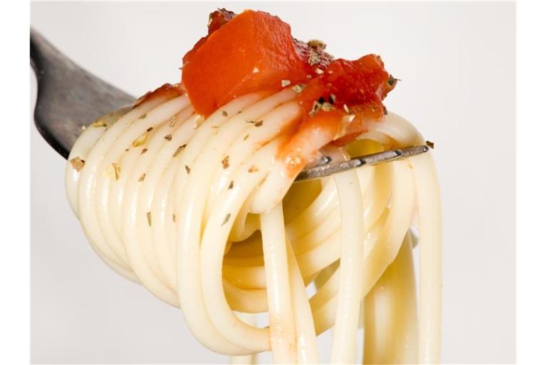 Spaghetti mit Tomatensauce auf einer Gabel. Symbolbild. Foto: Franziska Gabbert/dpa-tmn/dpa