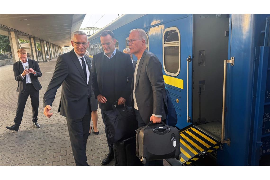 Koalitionsspitzen gemeinsam zu Solidaritätsbesuch in Kiew Spahn und Miersch werden bei ihrer Ankunft in Kiew vom deutschen Botschafter Jäger begrüßt.