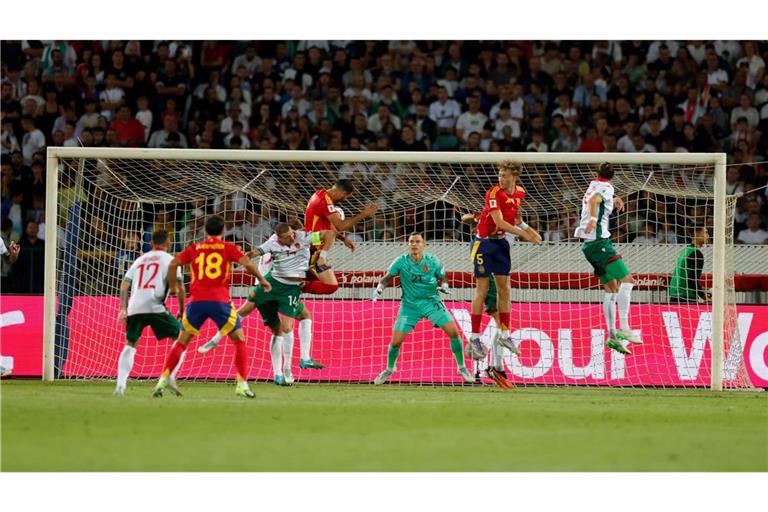 Spanien gewinnt souverän das Auftaktspiel in Bulgarien.