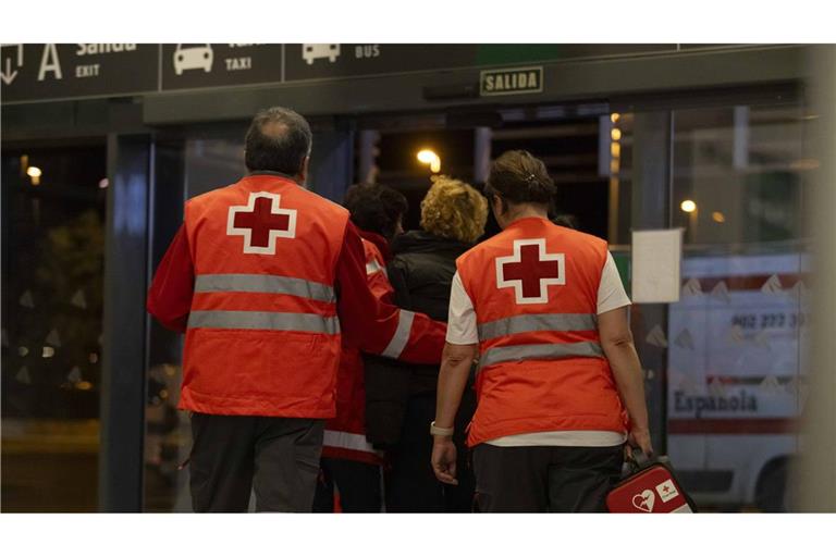 Spanien, Huelva: Sanitäter im Einsatz.